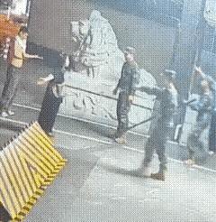 这女的真是狂，敢和哨兵动手叫板没看见后面的武警已经拉枪栓了吗？她应该庆幸自