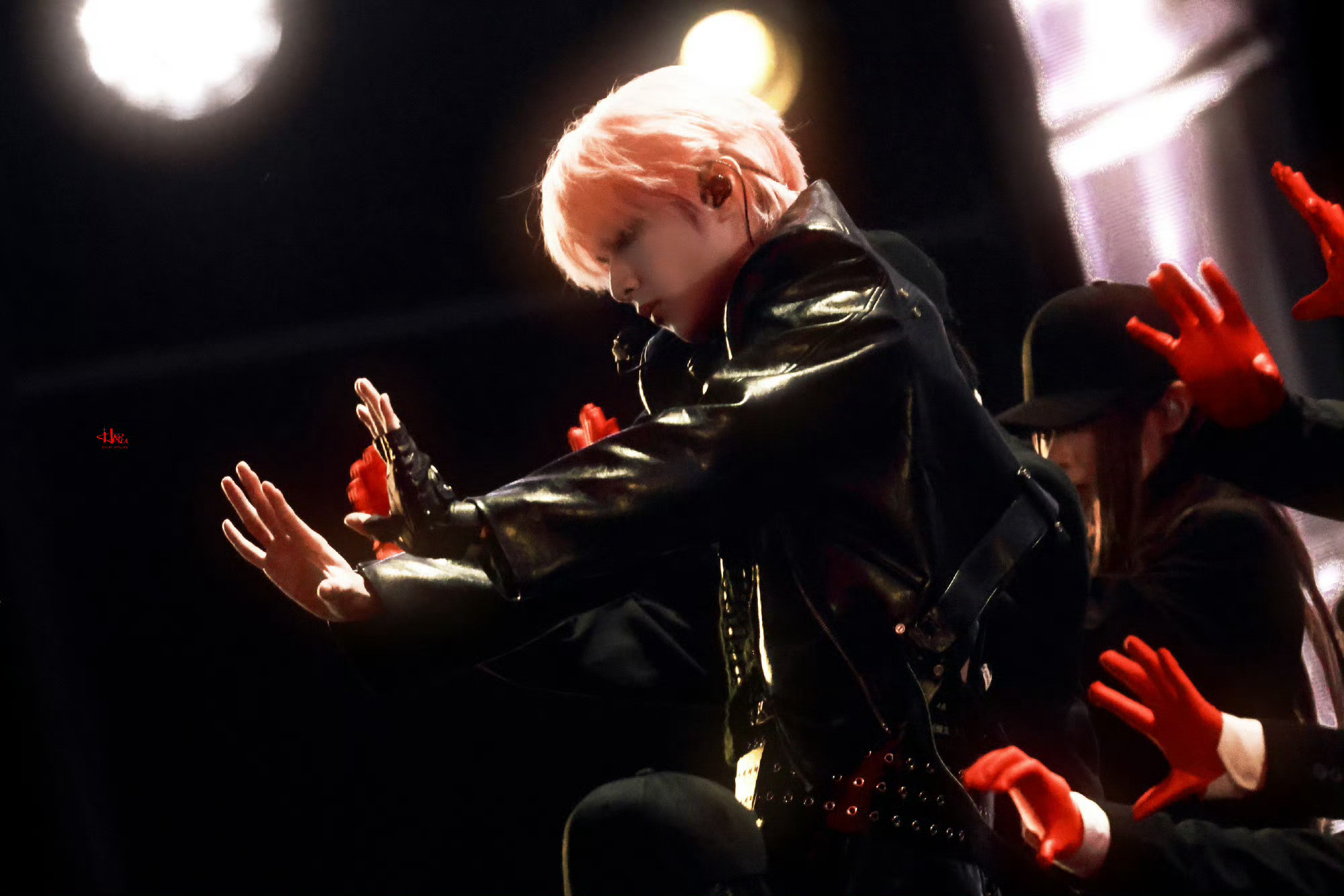 刘耀文露肤度刘耀文文少的绝对领域刘耀文文少的绝对领域有，黑色皮衣套装+镂空渔