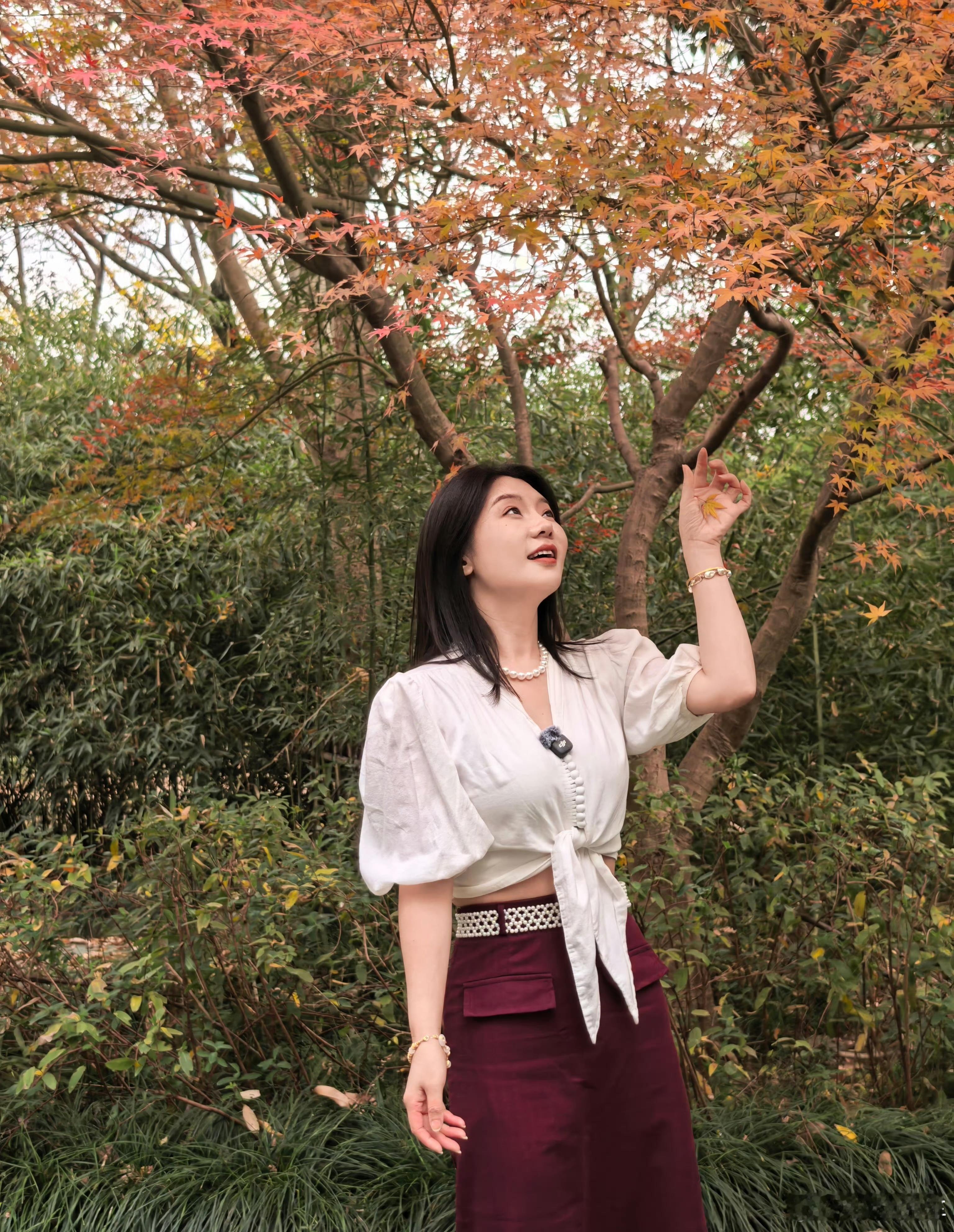 蔚来ET5T真的是随手拍都很好看，杭州的彩叶配着它，又酷又衬景，这躺出门太养眼了