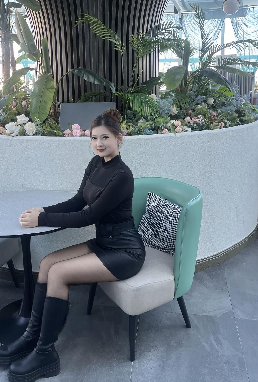 优雅黑裙，都市风范，时尚穿搭