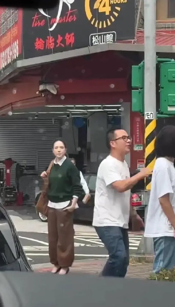 41岁<em>许玮甯</em>出月子就复工，大热天穿毛衣拍广告，也太拼了！