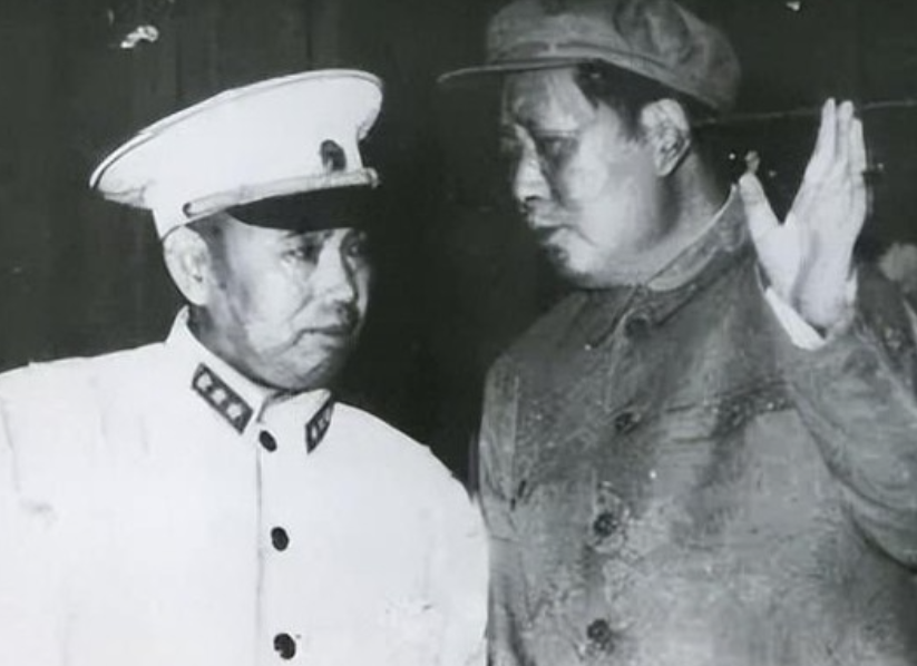 1967年8月，许世友将军在南京的家被抄。为暂避锋芒，他全副武装躲进了大别山。可