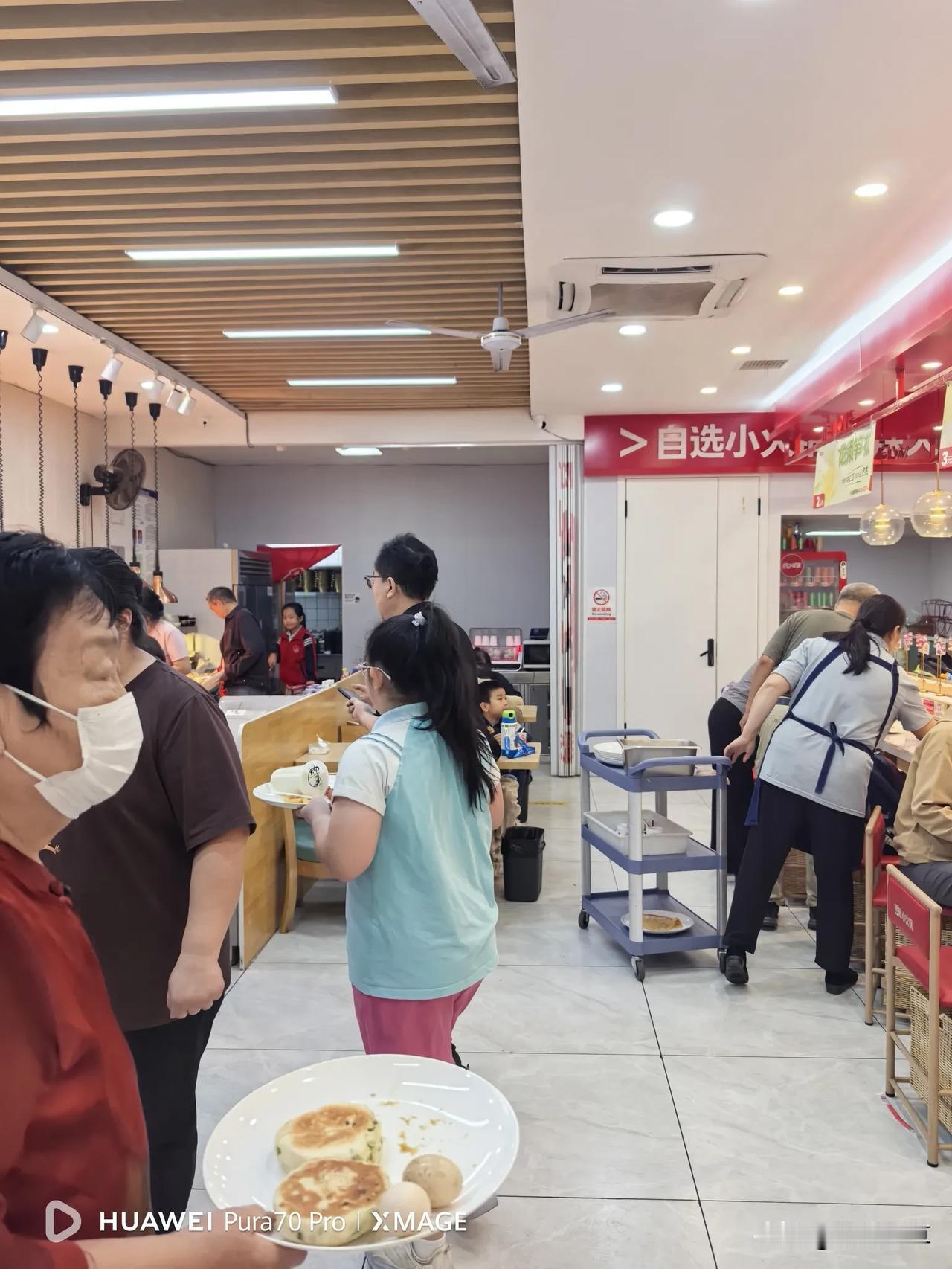 每天去早点吧买早点，几乎都能遇到过去的一位老同事夫妇俩在那吃早餐。他们也是刚退休