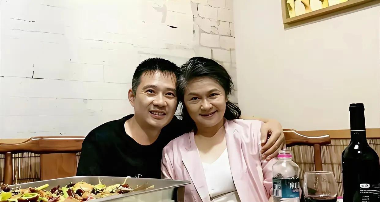 “老丁”的媳妇原来是她呀，在电视剧《父母爱情》中的老丁真是太有个性了，整部电视剧
