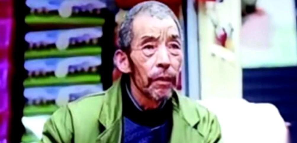 网传武汉发生过这么一件荒唐事。一个姑娘刚穿上军装、挂上白大褂，一对陌生夫妻就找上