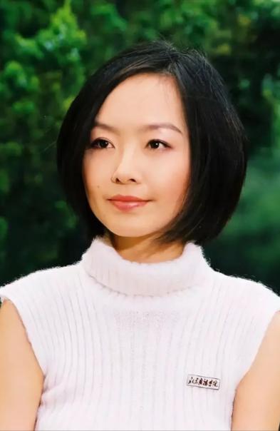 1995年，25岁的鲁豫与认识仅3个月的美国男友闪婚。婚后第4年，丈夫回美国探亲
