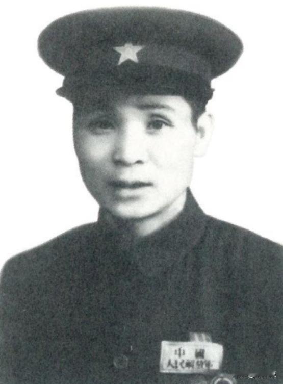 1950年，开国上将王宏坤在一间药铺看到了昔日的老搭档，看到老搭档穷困潦倒的样子