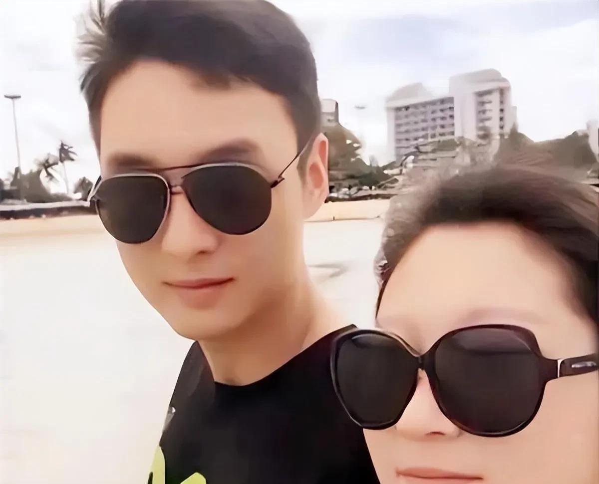 王暖暖问过俞晓东，你为什么不推你前妻，就推我？俞晓东很坦率的回答，因为她没钱啊