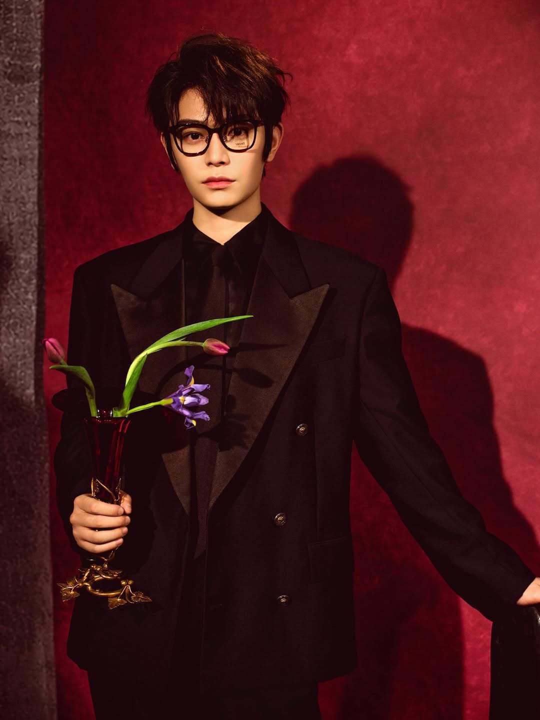 丁禹兮出席北京电影节Versace晚宴，黑色西服套装加身，贵气逼人，举手投足间尽