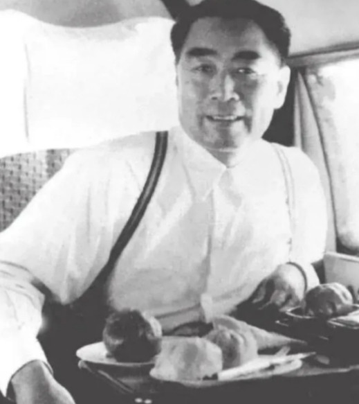 1968年深夜，劳累一天的周总理正要休息。警卫员高振普关灯准备离开时，总理轻声问