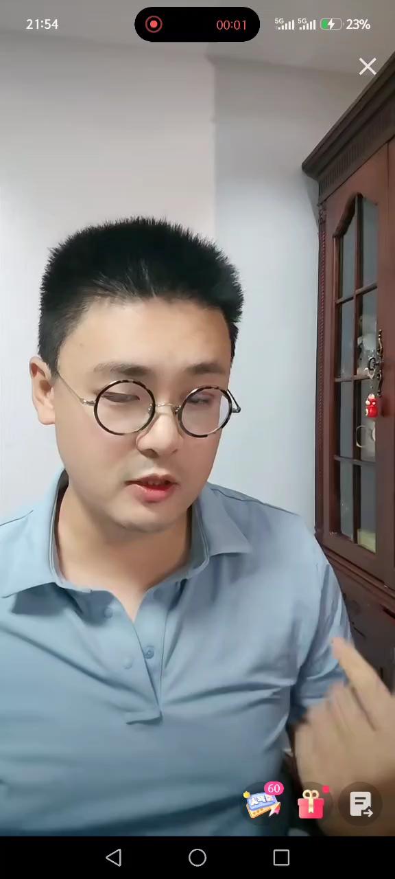 马翔宇这一段时间不管是发视频还是直播都是在说董宇辉，只要是有点希望能和董宇辉扯上