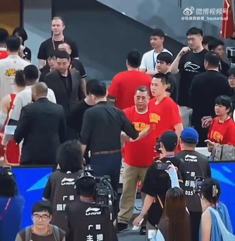 广厦输不起？谁注意到，昨晚广厦输给北京，错失主场夺冠良机，主教练王博退场时怒踹