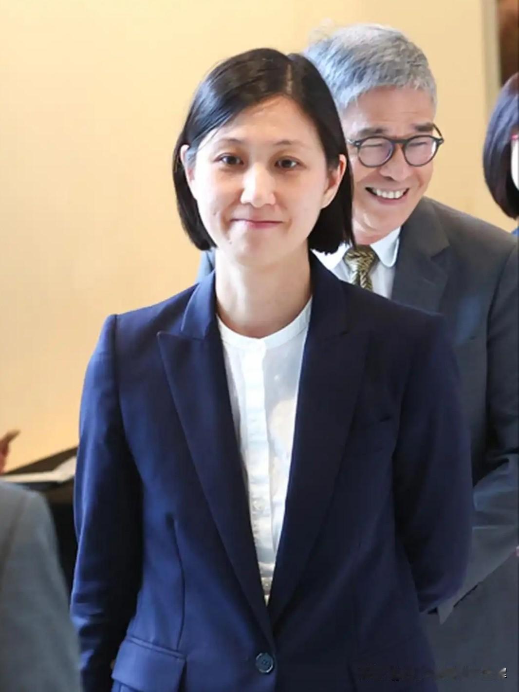 马唯中是马英九大女儿，现年46岁，容貌出众，获评“全球第四美千金”。她五官清秀，