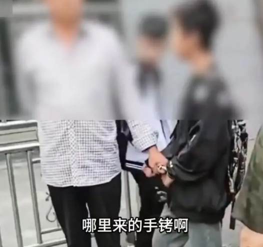这大爷太霸道了！重庆，一男孩被大爷用手铐铐住双手，围观人都看不下去，让大爷赶紧把
