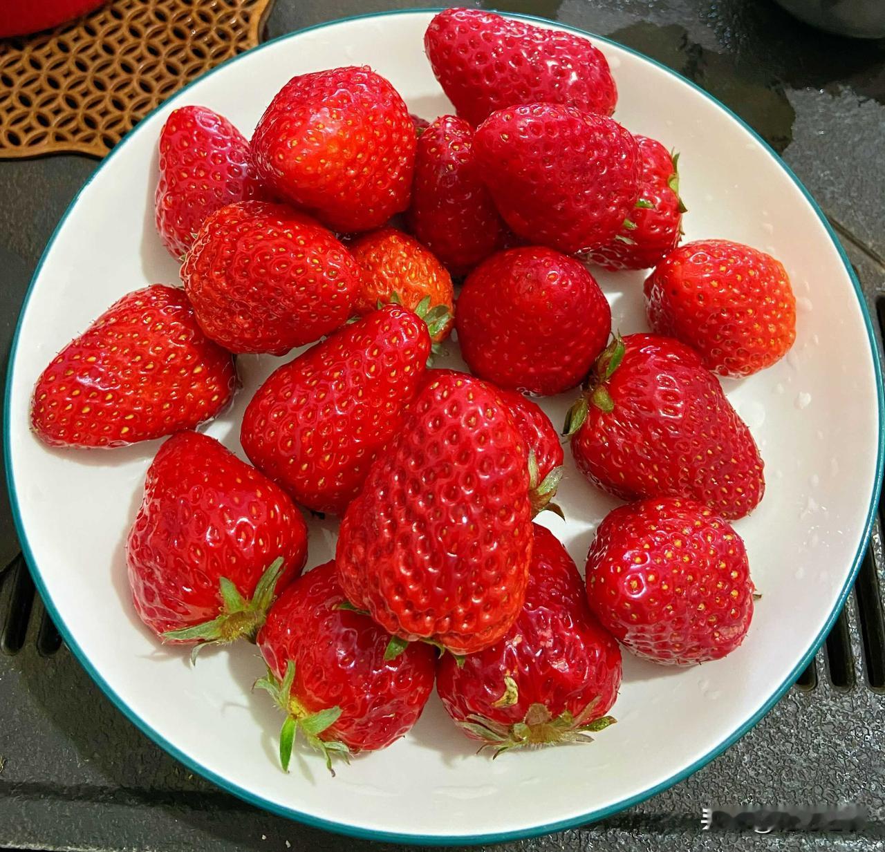 啥都不说，先吃根棒棒糖🍭在甜滋滋的味道中摆上今日的晚餐：草莓+水煮