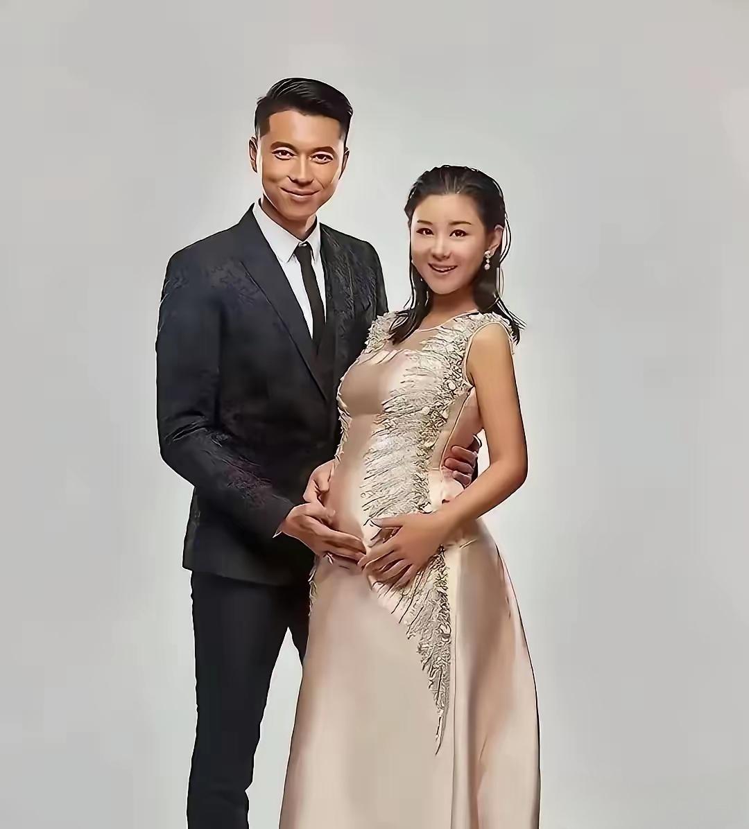 40岁李小萌官宣怀三胎，王雷镜头前笑不停，手护孕肚超温柔。并非造型或体重问题。她