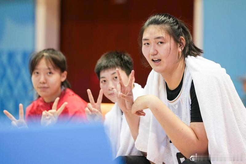 2米26张子宇率队夺金无悬念场均26分命中率94.4%------北京时间11