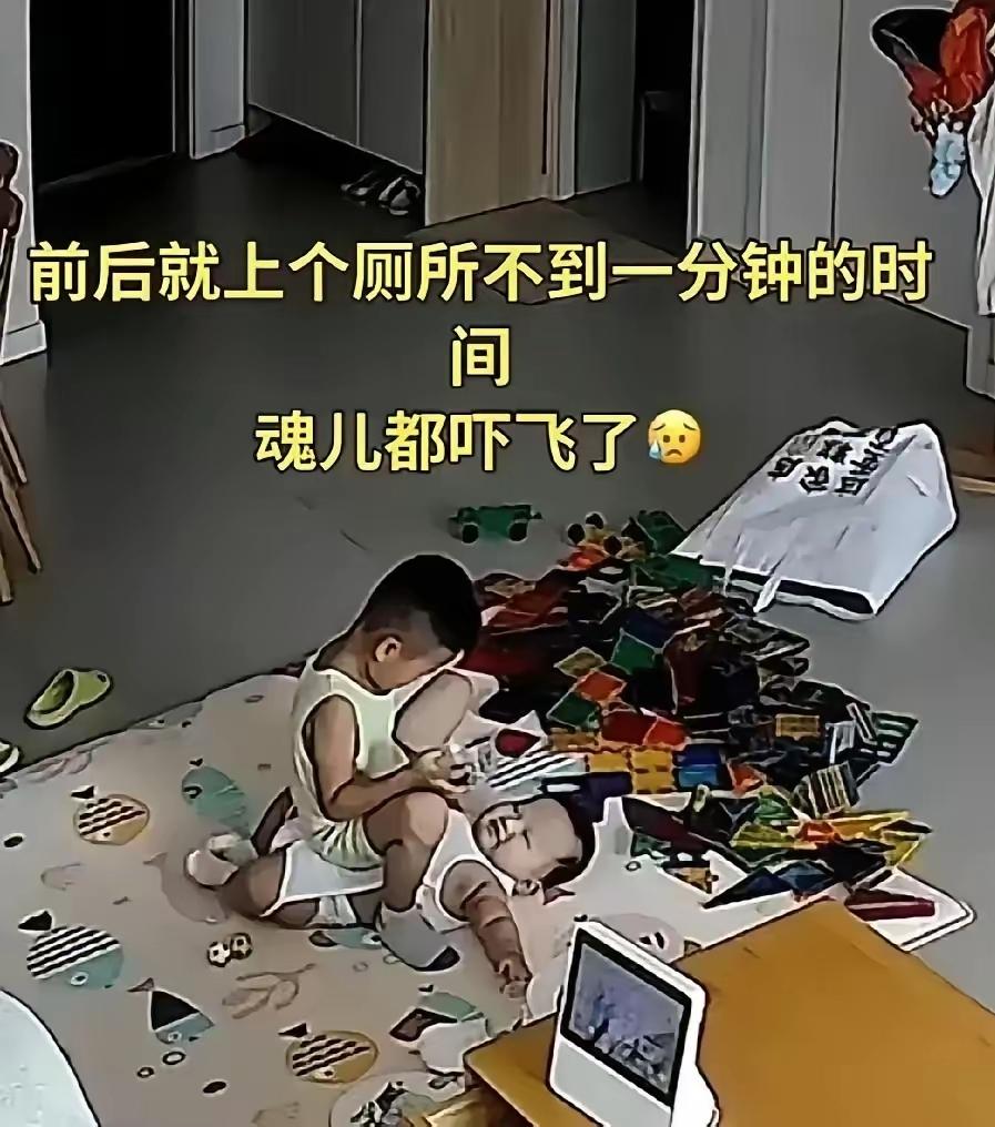 三岁哥哥趁妈妈上厕所两分钟，把十个月弟弟从婴儿车里抱出来，直接举过头顶摔地上
