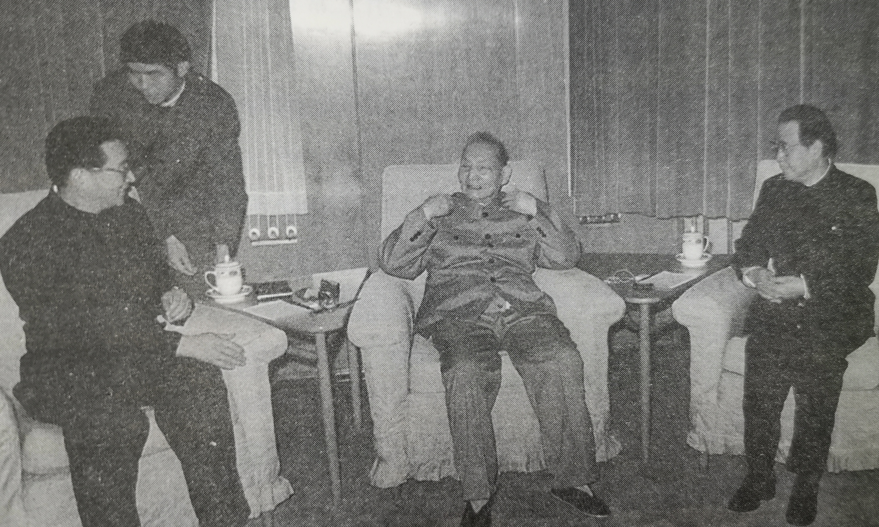 1988年2月15日，两位中央领导来家中看望陈云同志，听取他对中央工作的意见和建