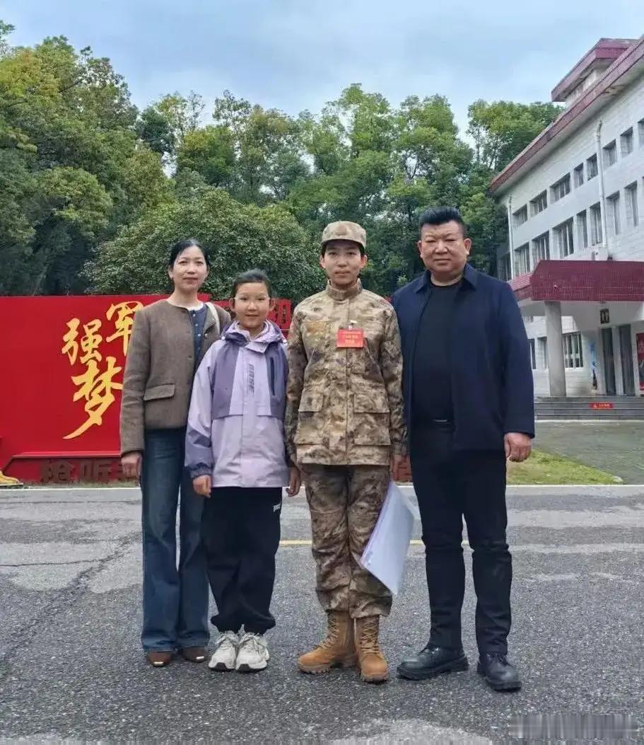 张玉玺二次入伍烽火问鼎计划张玉玺，一位从海军某部退役的女大学生，在大学顺利毕业