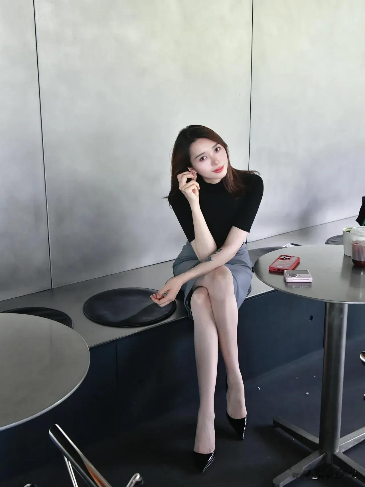 灯塔图书馆~~坐在图书馆里面，就可以看见蔚蓝的大海，很惬意！[/微笑]