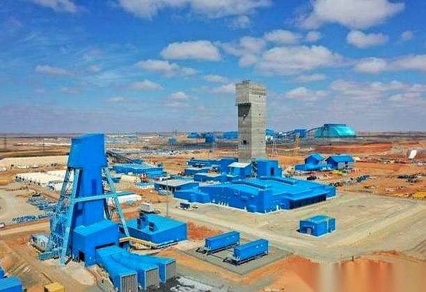 讲个真事儿，听完你都得笑出声。蒙古有个巨巨巨有钱的铜矿，多有钱呢？挖50年都挖