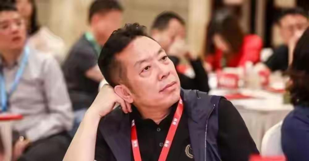 西贝这回，是真的疼了！曾经排长队的门店，如今纷纷关门。这一切，表面看是罗永浩