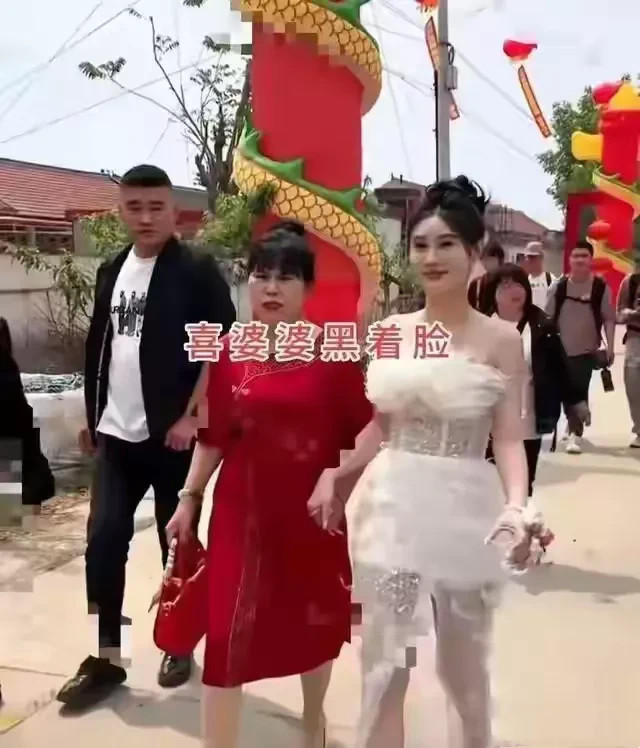 太闹心了！广西柳州，有这样一对新人结婚，新娘子穿着一套非常奇怪的婚礼服，令婆婆非