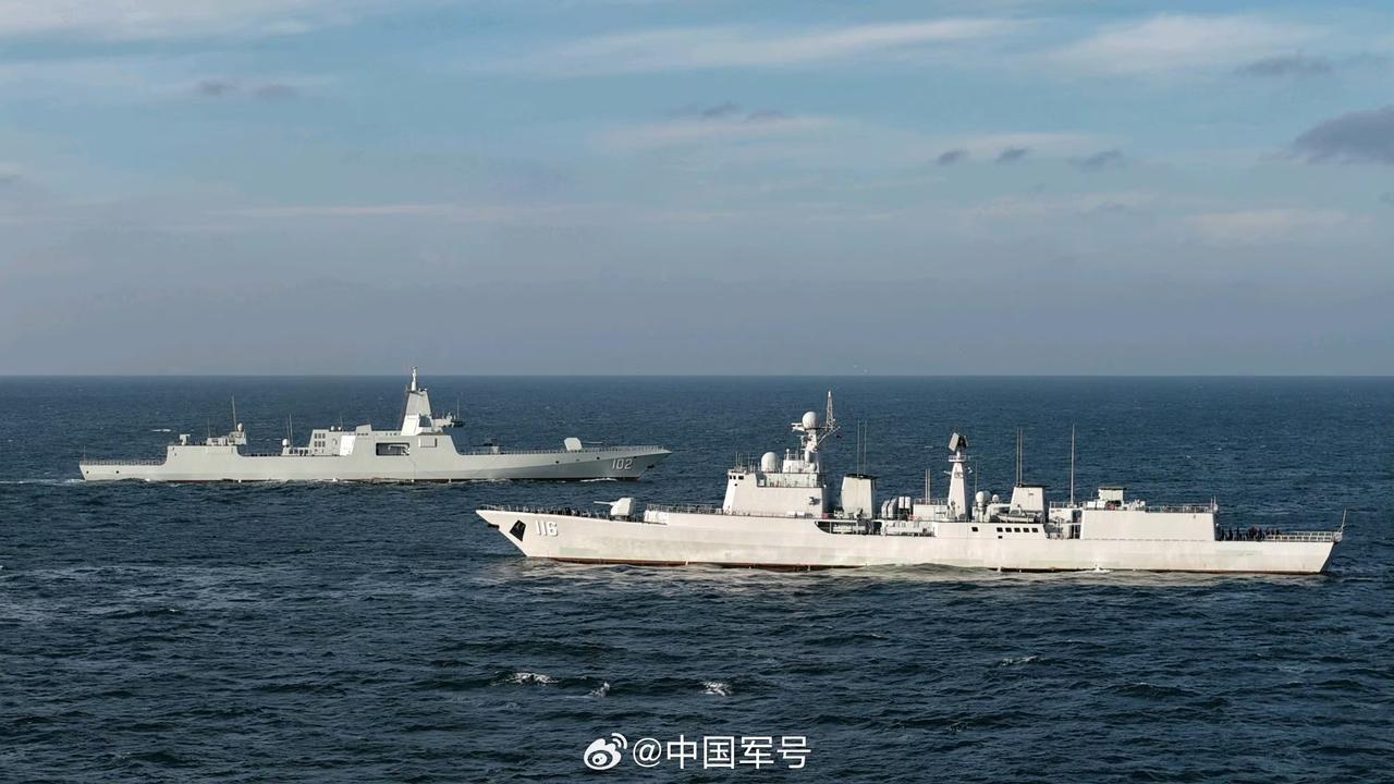 最近055大驱102拉萨舰与051C石家庄舰同框的画面让我收集了一些116石家庄