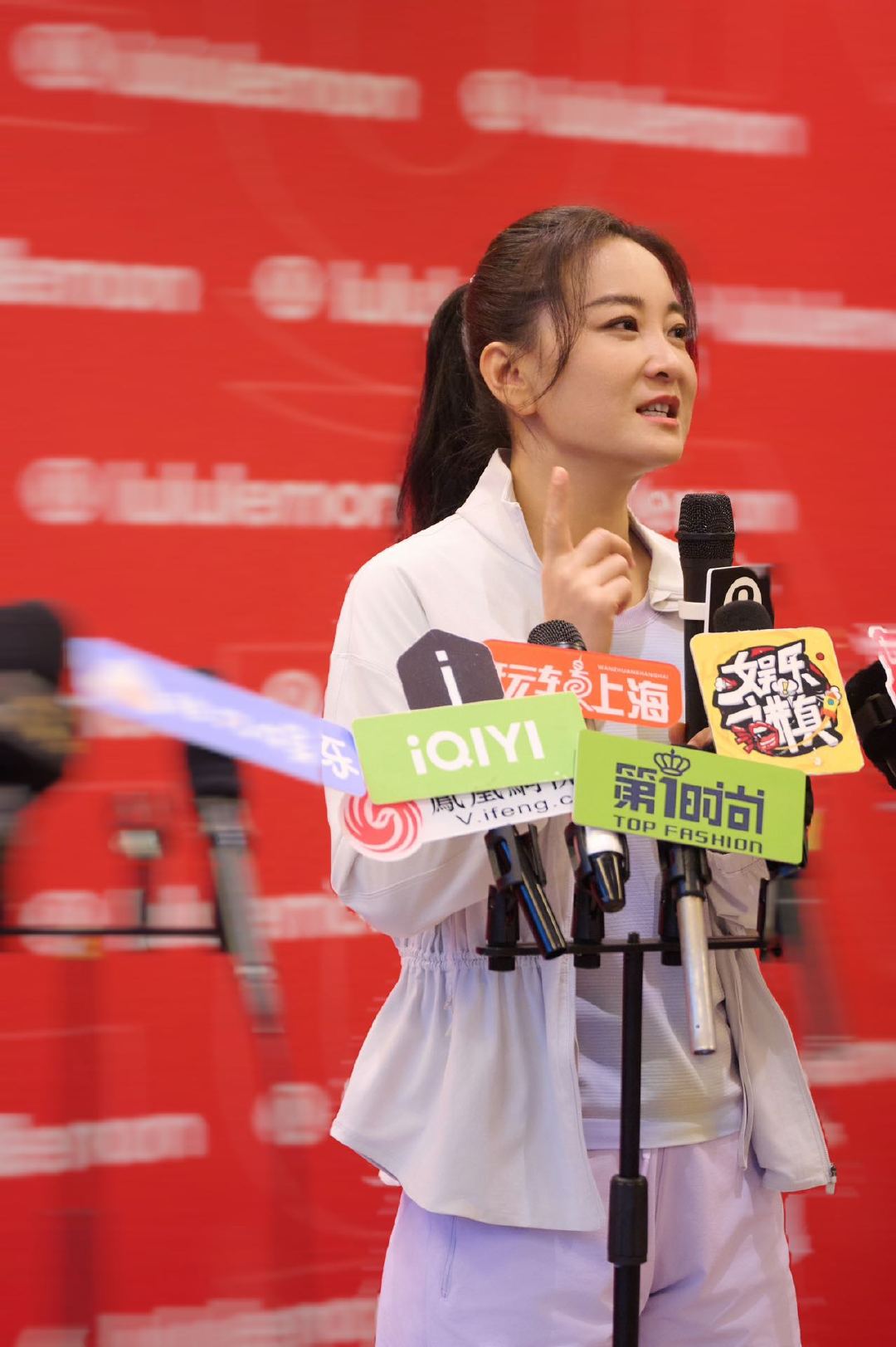 贾玲好美的精神状态离场时跟大家鞠躬道别，步伐轻快得像个小姑娘，阳光照在她脸上，