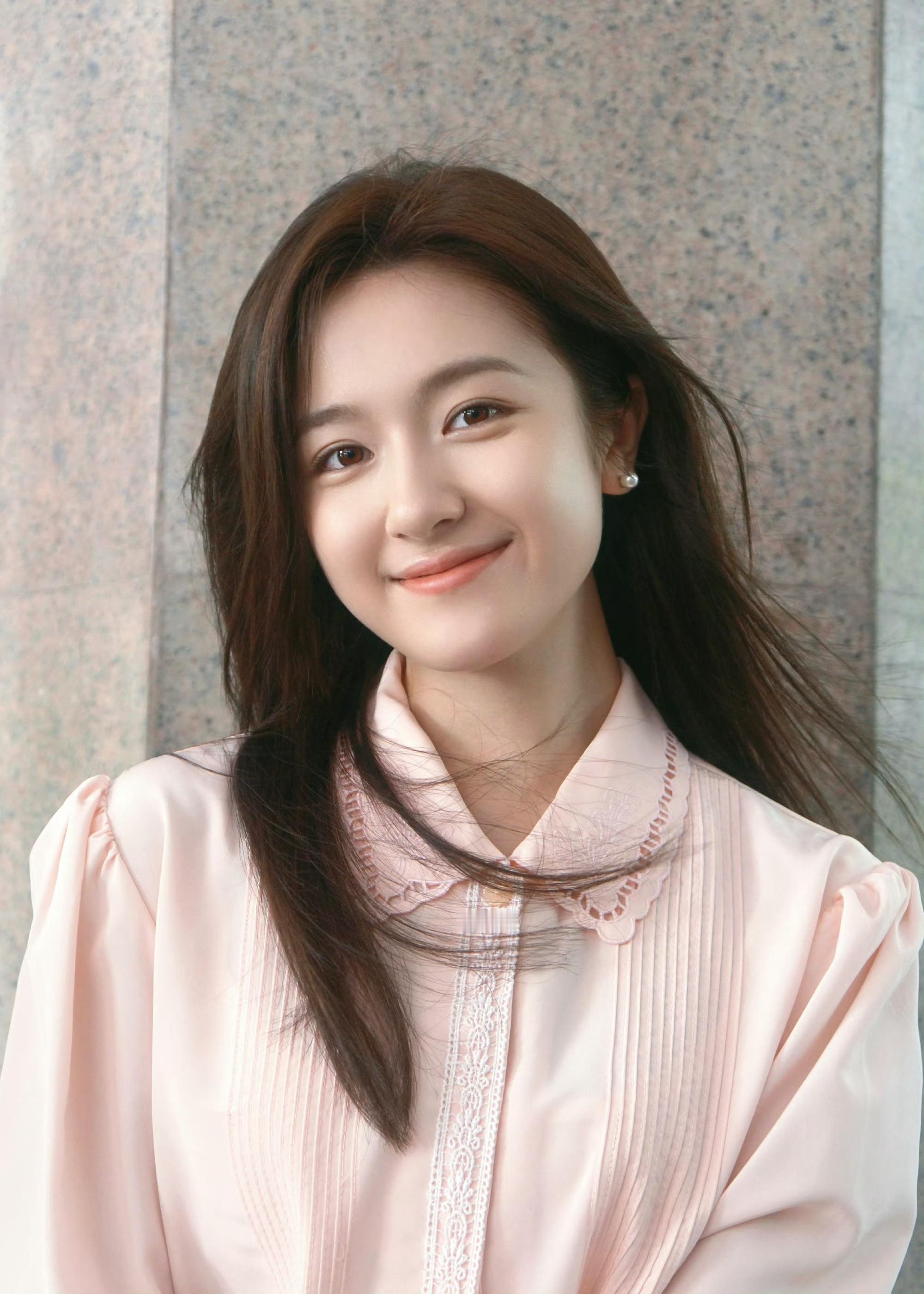 李兰迪吴雪晴吴雪晴的温柔，就像冬日里的一抹暖阳