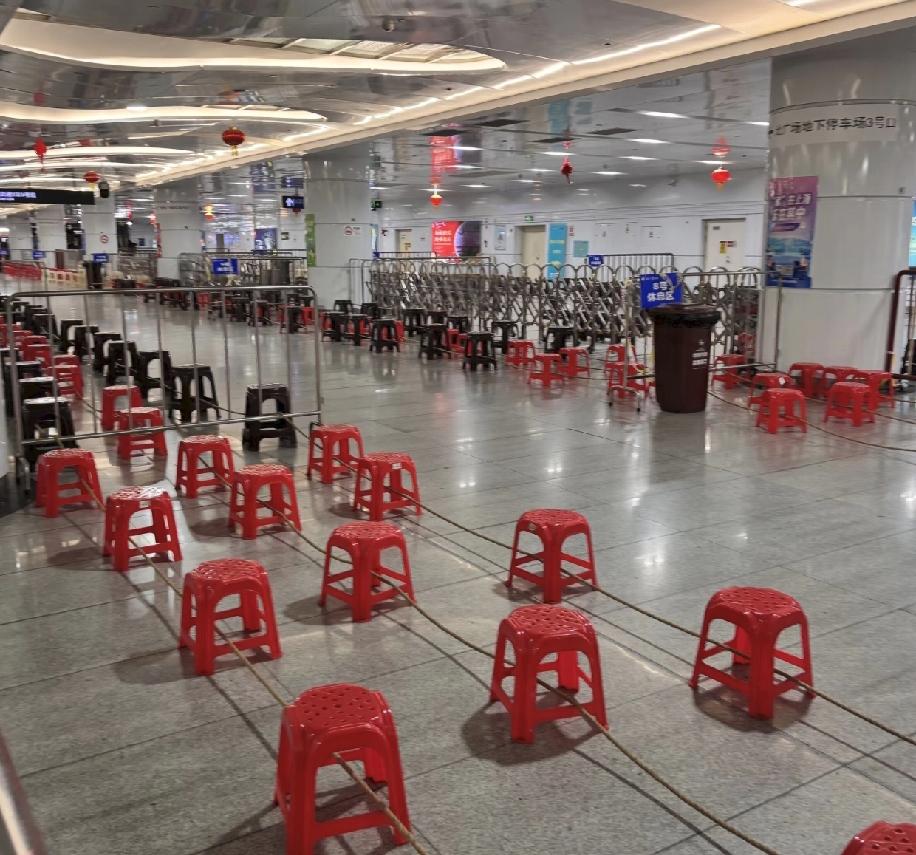 返工期间到上海站的人都发现了一个事儿，那就是车站里摆了特别多的凳子，放眼望去到处