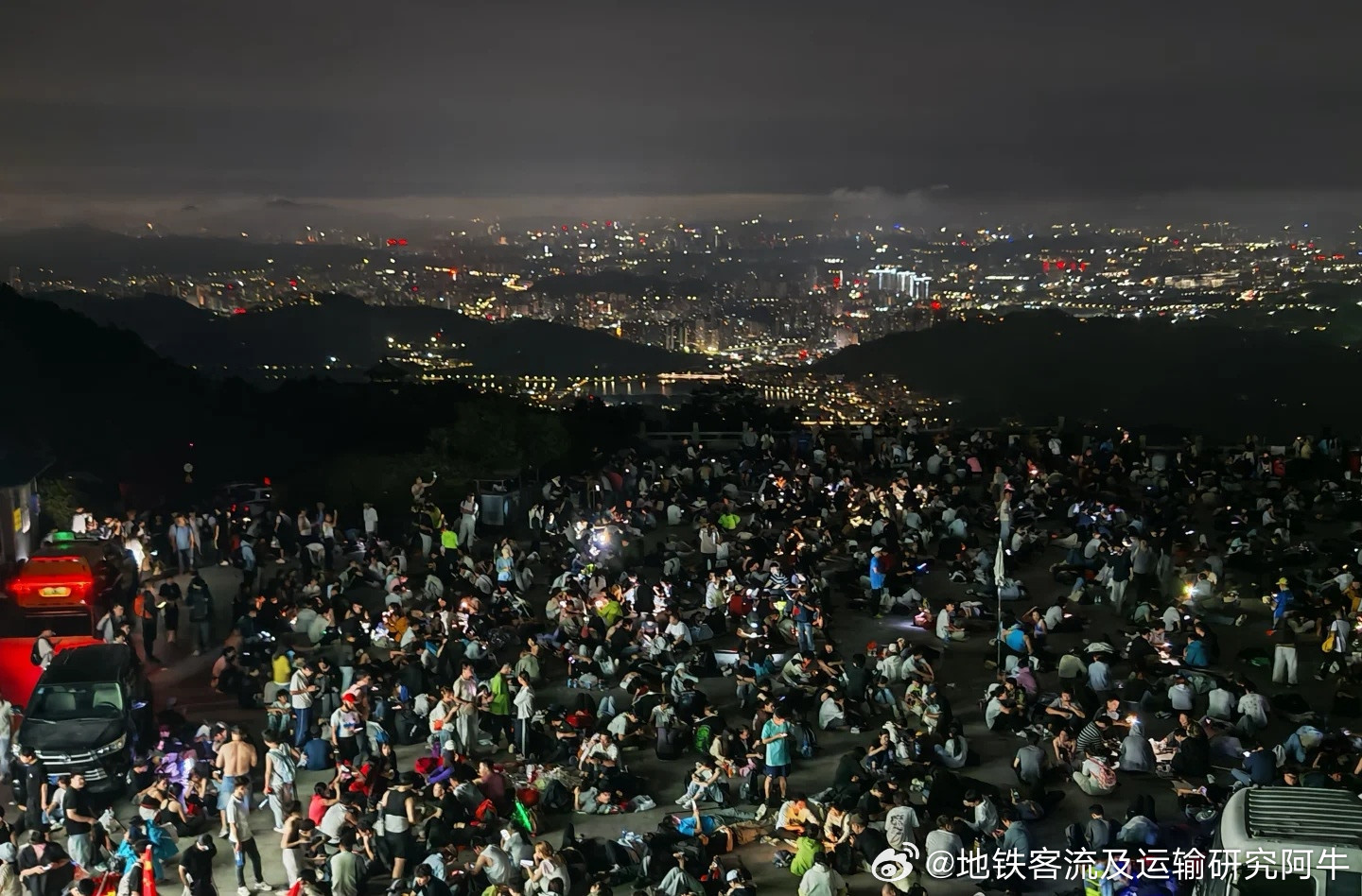深圳地铁网友：2026.10.1（周四，国庆节国庆节假期第1天，晴）凌晨时分