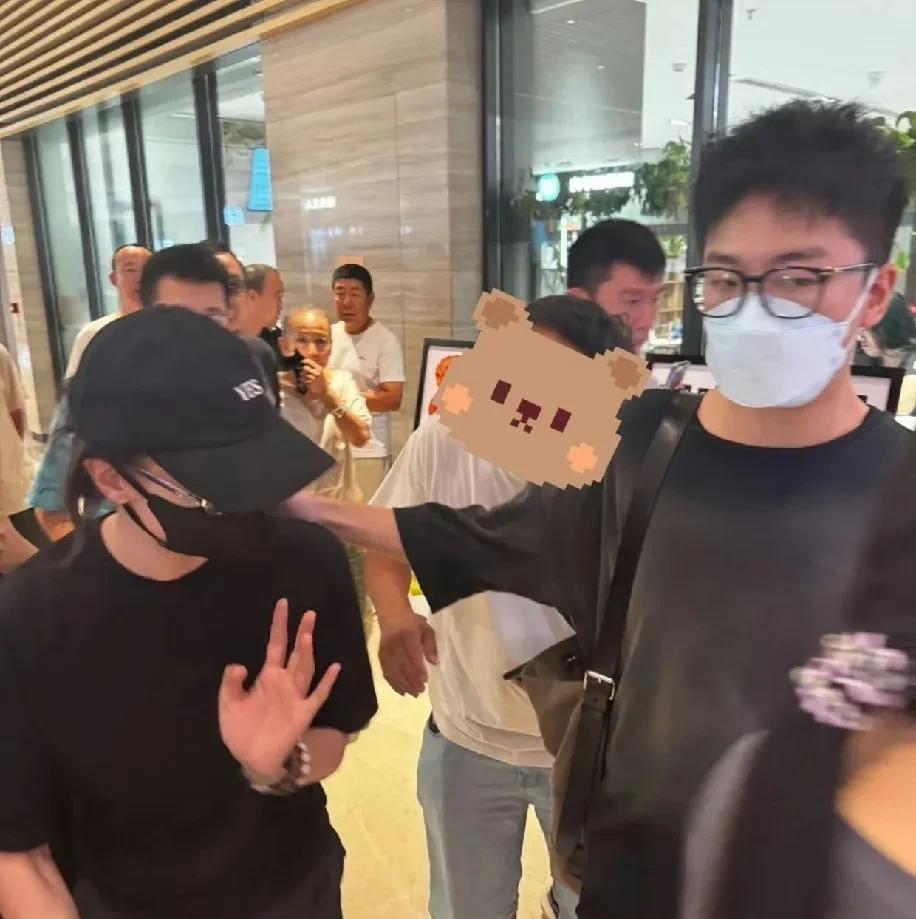 宋佳受邀去看黄渤主演的《东极岛》首映时，一名陌生男子直接凑近她，脸贴脸的盯着她，