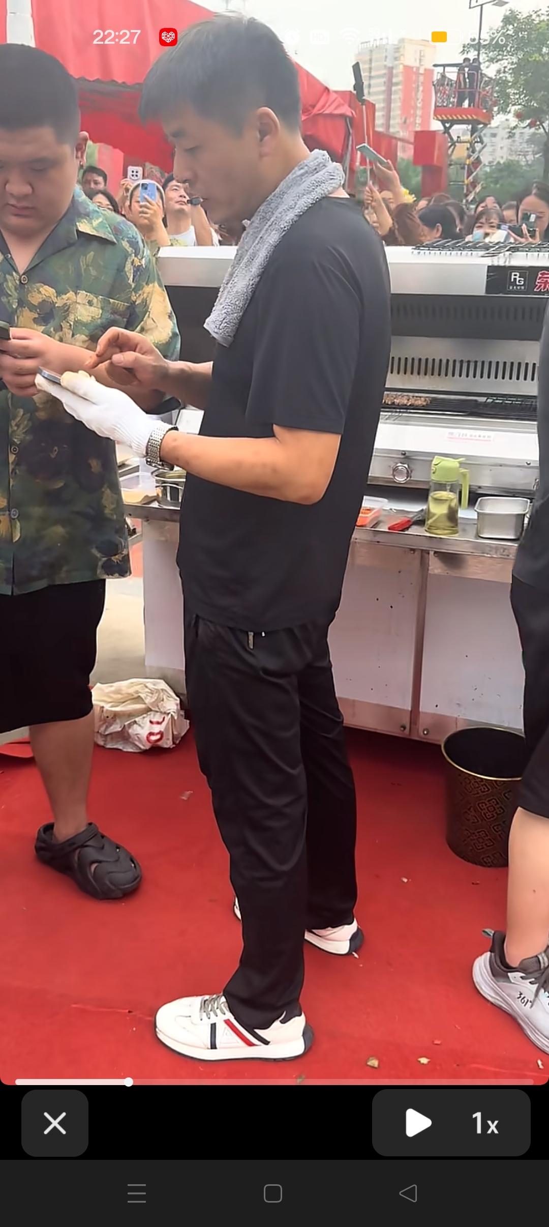 烧烤陈杰今晚忙得很！😍但是还是配合大家拍照！真辛苦他了！👍网友:大