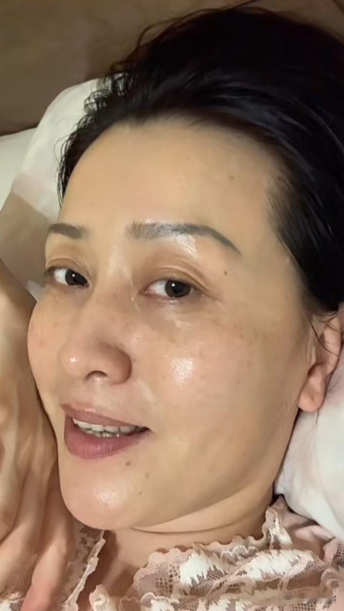 五十岁素颜也能有独特魅力，有人喜欢这份自然和真实吗？。