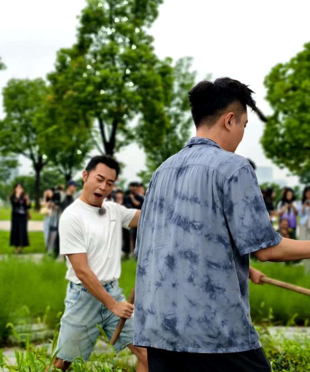 沙溢真是搞笑，这挖个土好像在演搞笑剧，谁说沙溢瘦了就不搞笑，沙溢曾经演的沙平威，