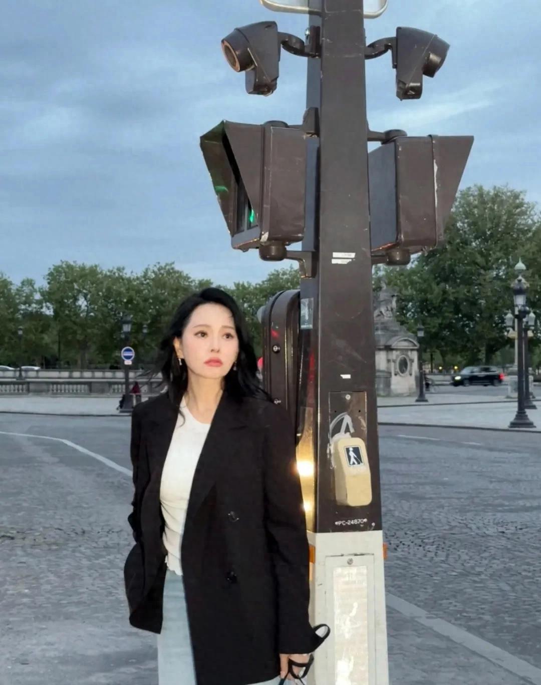 伊能静五一携婆婆女儿英国游，素颜生图引热议在娱乐圈的“冻龄女神”榜单里，57岁