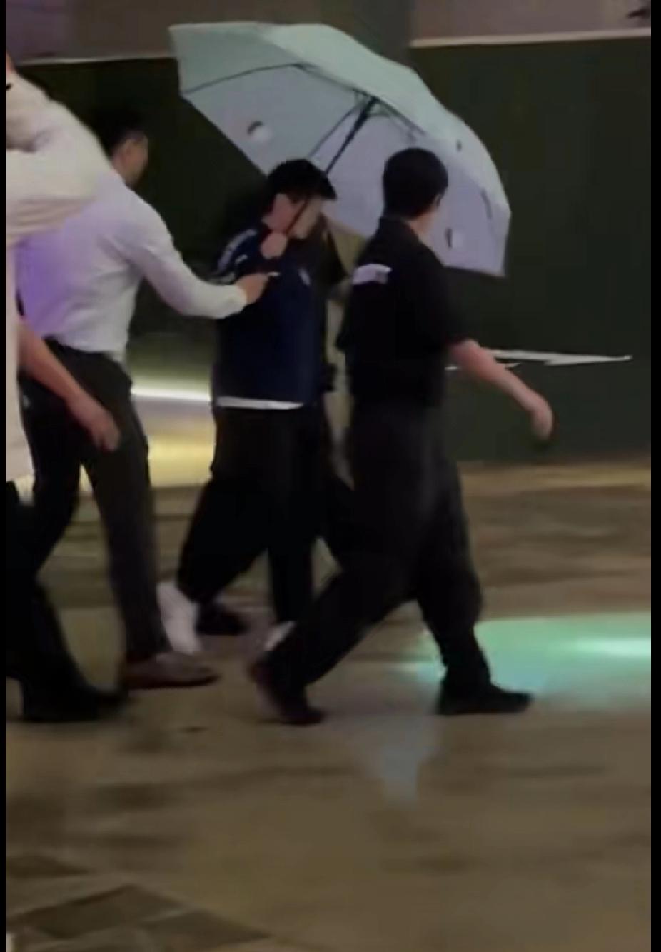 新加坡雨夜名场面！莎莎这排面，谁看了不笑！😂刷到这段视频太有戏剧性了！新