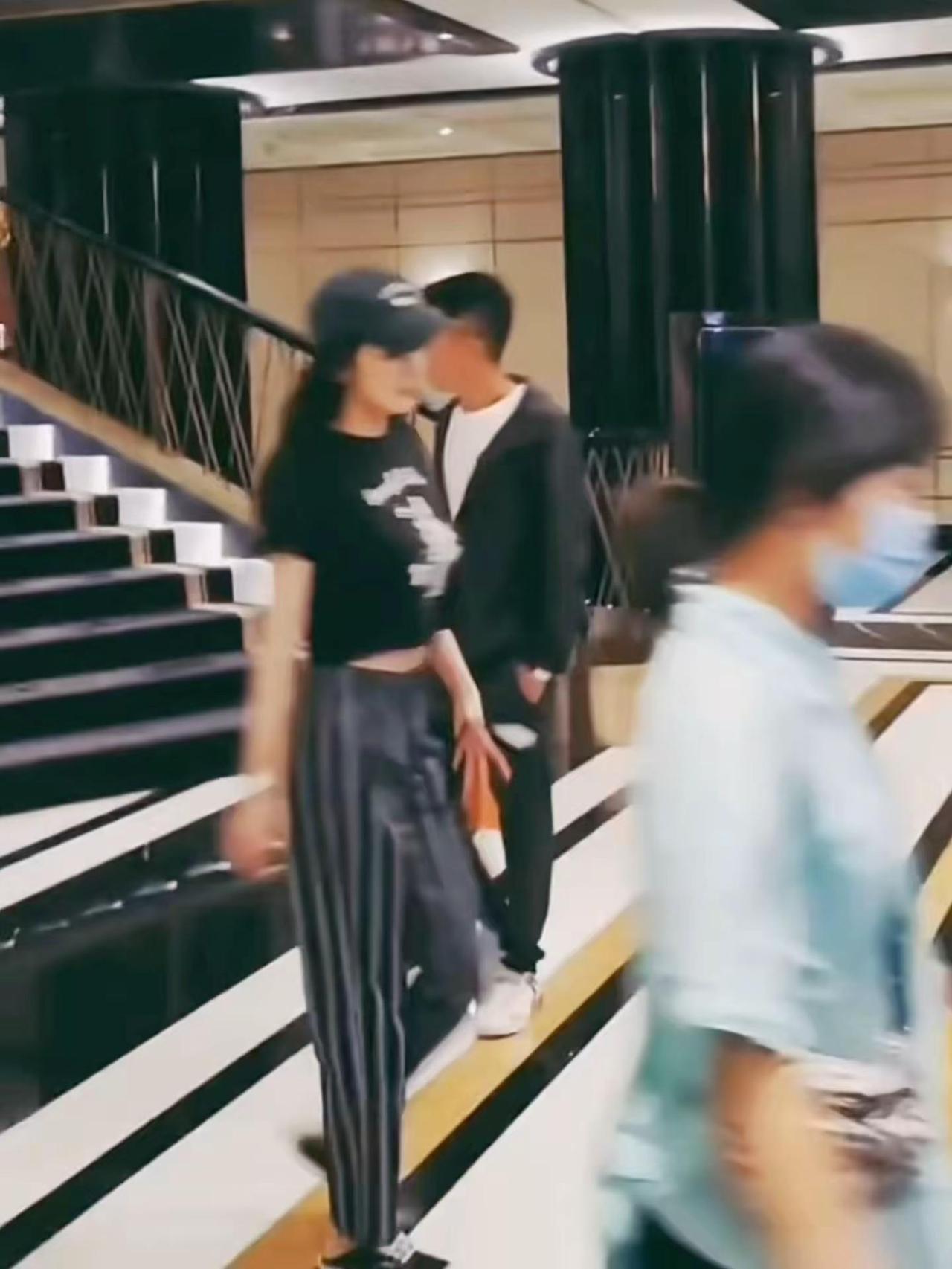 感受下杨幂的大波浪跟扭胯！杨幂杨幂穿搭杨幂私服大波浪