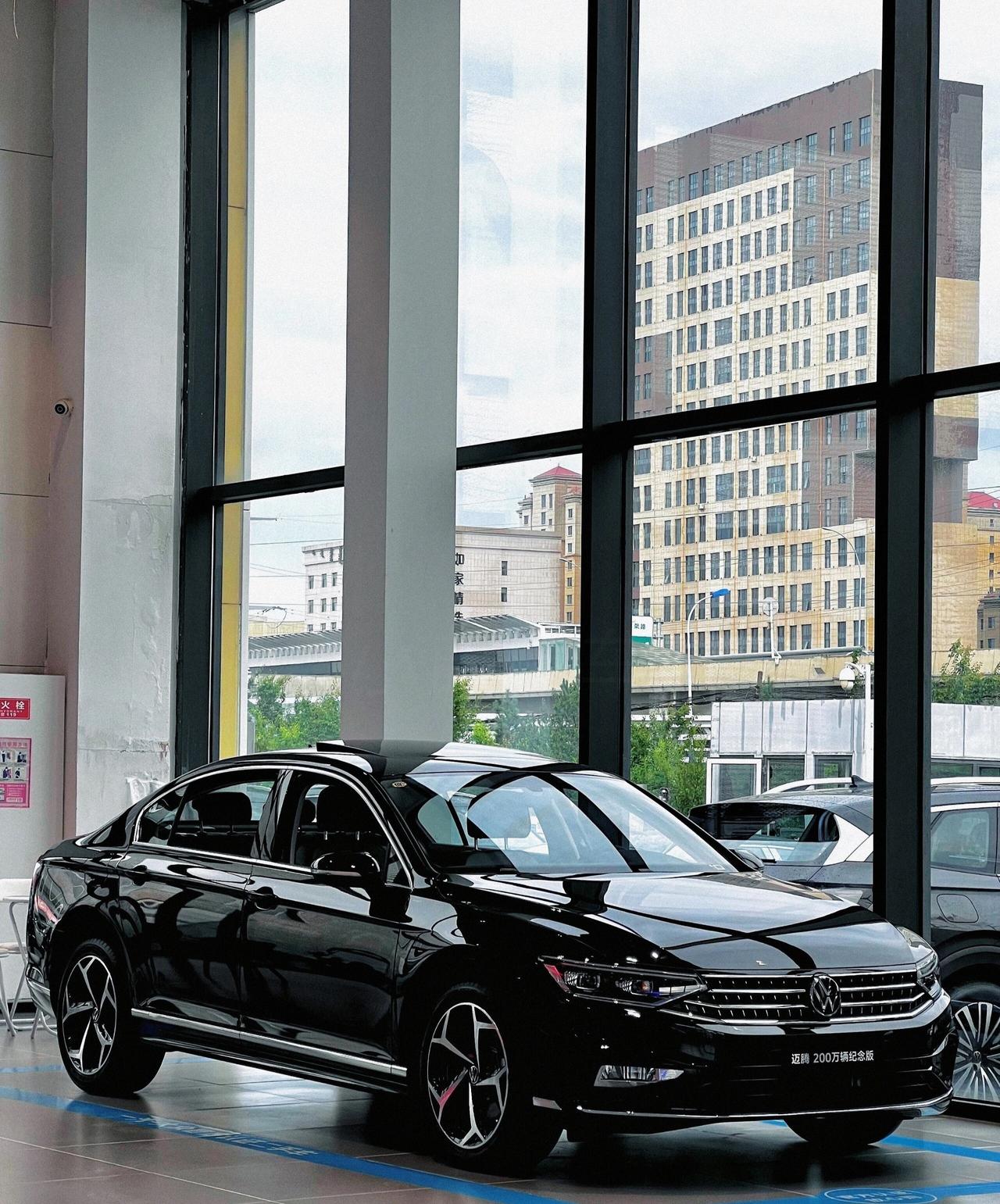 真别硬扛贷款上BBA了，养车压力大到喘不过气！小家庭代步，23款迈腾才是实在选择