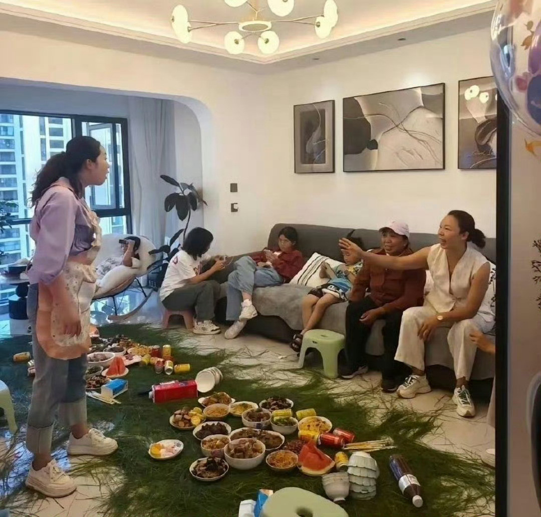 这哪儿的风俗啊菜铺在草上吃