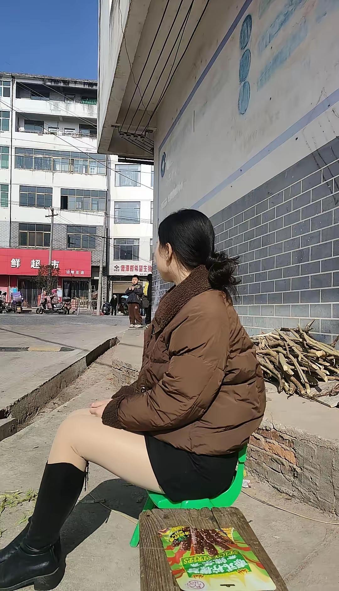 静坐街边思悠远，繁华落尽见真章。