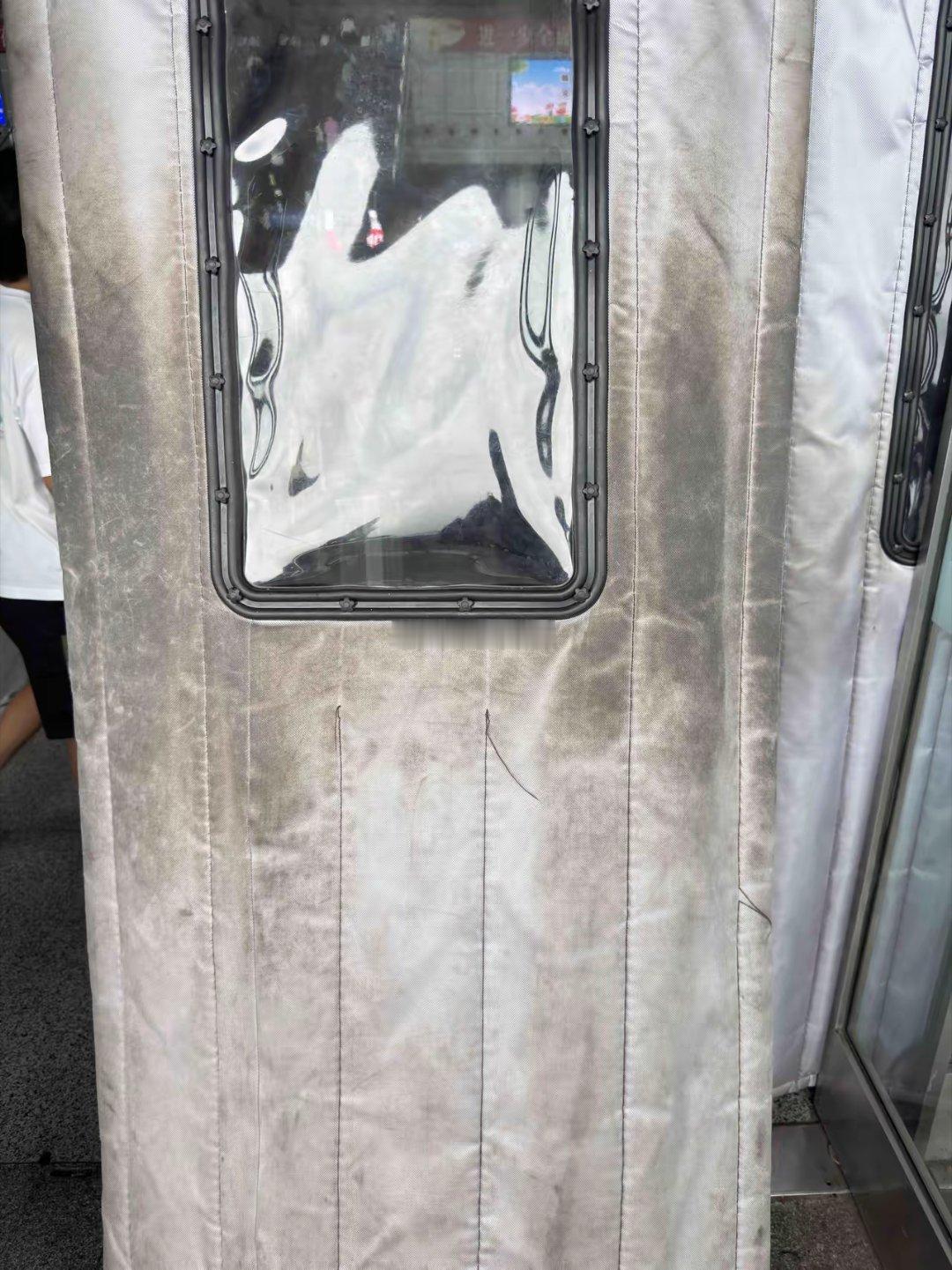 南京南站南广场进站口的门帘都包浆了我手都不敢去碰，太脏了，南站脸面啊！