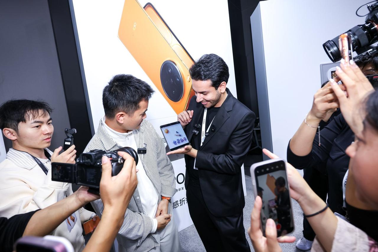 方浩明第一次来东莞就彻底破防了！在这块OPPOFindN6的屏幕上，他用AI