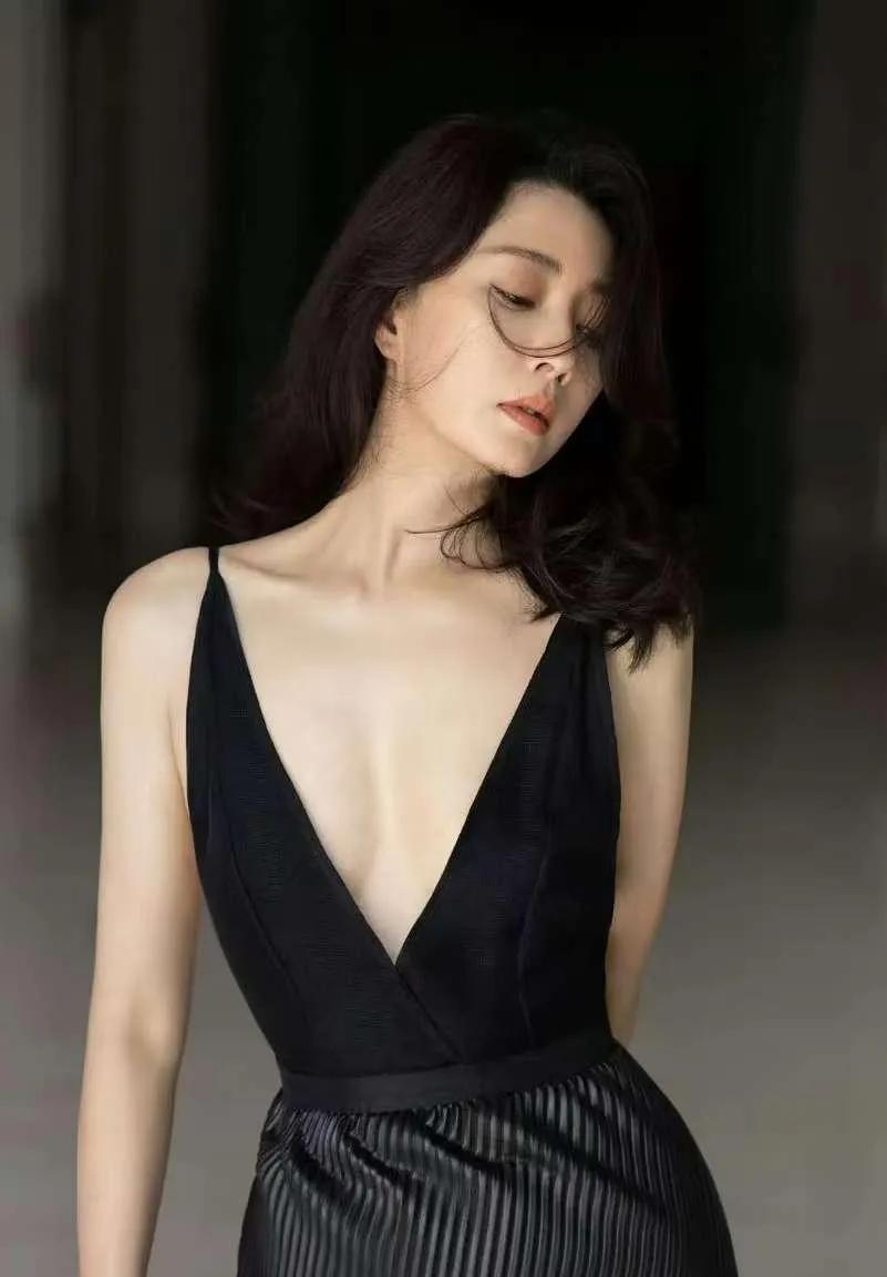 殷桃黑裙大片太绝了！成熟优雅的氛围感被她玩明白了谁看了殷桃这组黑裙大片不说