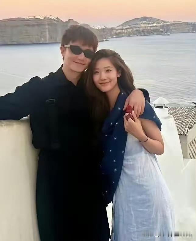 黄轩跟女朋友真的好般配，文艺男女！别人都在卷流量女友，他直接牵手雅思学霸模特，