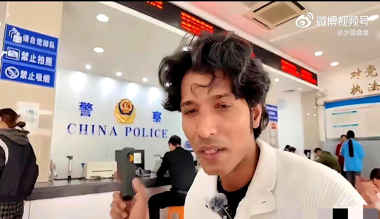 咱们国内小伙结个婚，掏空六个钱包凑首付、备几十万彩礼还得看丈母娘脸色，可你敢信？