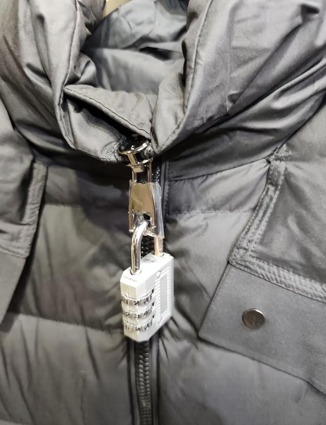 最近网上看到有服装店给羽绒服装密码锁。买家确认收货后，卖家才告诉密码。原来是有商