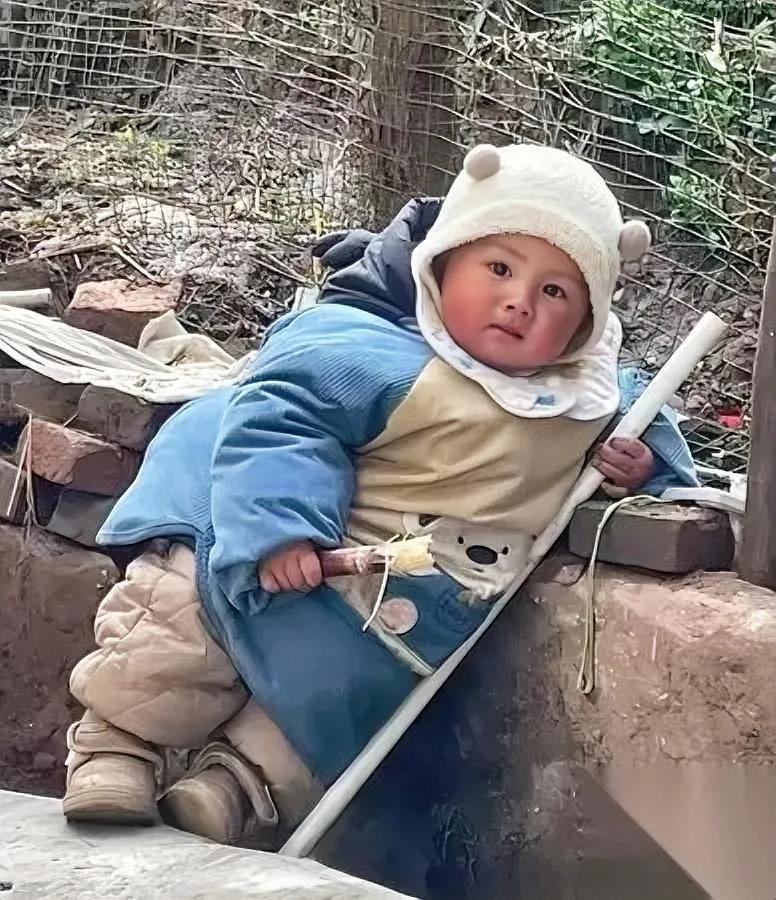 毁掉农村娃，一部手机就够3年能让眼里有光变麻木别以为农村环境单纯就没事！